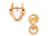 une image d'une paire de boucles d'oreilles en or sur fond blanc