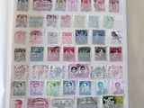 une photo d'une collection de timbres sur une feuille de papier