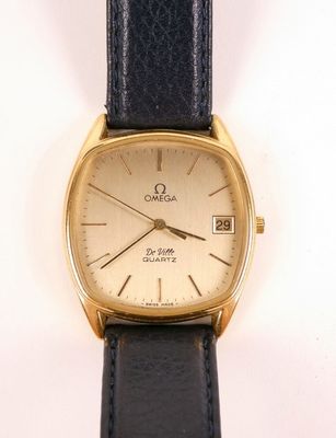 une image d'un gros plan d'une montre-bracelet sur une surface blanche