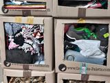 plusieurs cartons empilés les uns sur les autres sur une palette