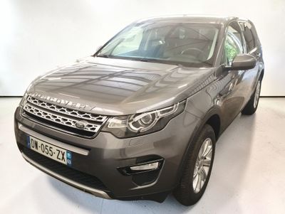 La Land Rover grise est garée dans une pièce blanche.