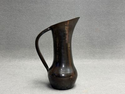 ACCOLAY. Pichet en céramique, émail noir