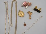 plusieurs bijoux, dont un collier, un bracelet et une broche