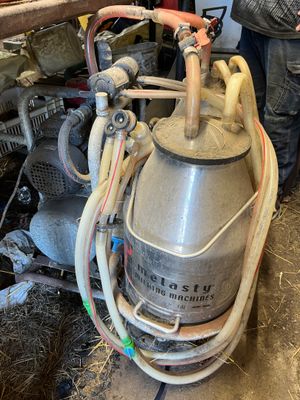 un homme qui se tient à côté d'un réservoir de propane