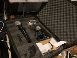 une valise contenant un micro, posée sur une table