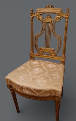 Chaise en bois doré à dossier ajouré d'une lyre et pieds can…