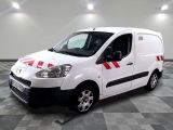 la petite camionnette blanche est garée sur un carrelage à carreaux