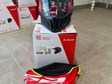 un casque posé sur une boîte posée par terre