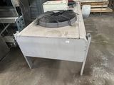une table sur laquelle est posé un ventilateur, dans un garage