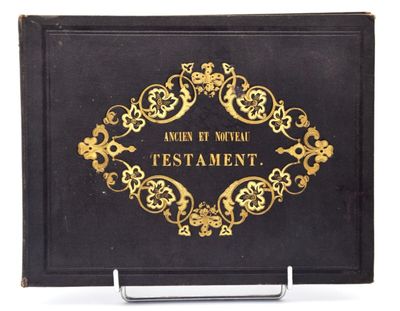 un vieux livre noir orné d'inscriptions dorées