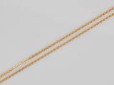 un collier à chaîne en or 18 carats orné d'un pendentif en forme de cœur, sur fond blanc