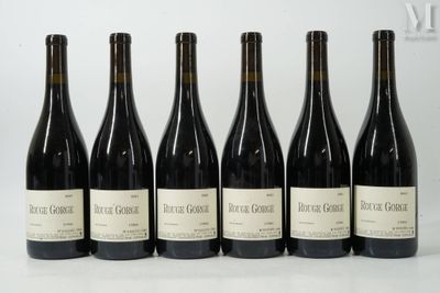 six bouteilles de vin sont alignées sur une table