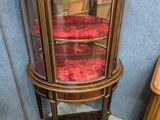 une vitrine en verre contenant une chaise rouge
