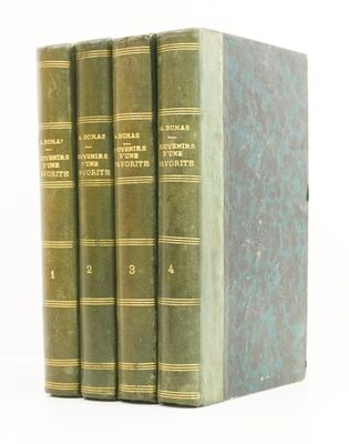trois livres verts sont empilés les uns sur les autres sur une surface blanche