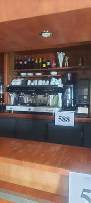 une photo d'un café avec des comptoirs en bois