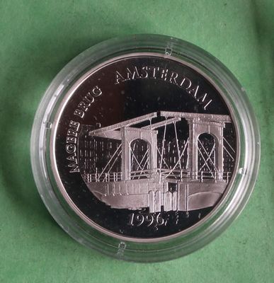 a close up of a coin with a picture of a bridge on it