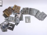 de nombreuses lettres métalliques posées sur une surface blanche