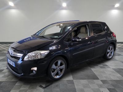 la photo d'une voiture noire garée dans un garage