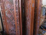 un paravent en bois orné de sculptures