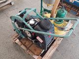 une photo d'un petit compresseur d'air posé sur une palette