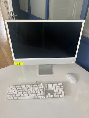 un ordinateur sur un bureau avec un clavier et une souris
