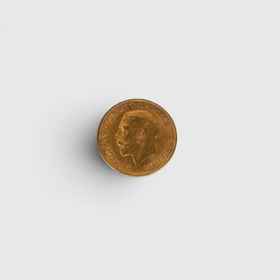 un gros plan d'un penny posé sur une surface blanche