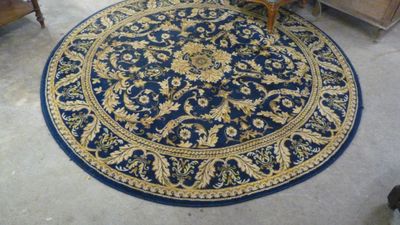 un tapis bleu posé sur le sol du salon