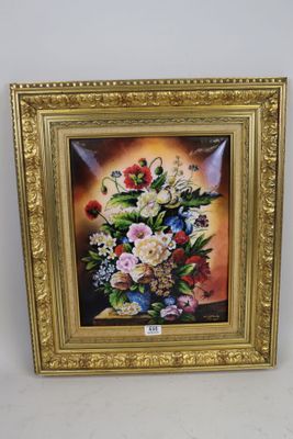 tableau représentant un bouquet de fleurs dans un cadre doré, accroché à un mur blanc