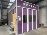 un bâtiment violet et blanc avec des portes et des fenêtres