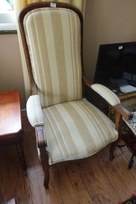 une chaise placée à côté d'une table dans un salon