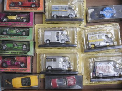 il y a beaucoup de petites voitures dans la boîte posée sur la table