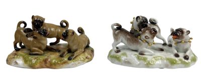 deux figurines représentant des chiens qui jouent ensemble