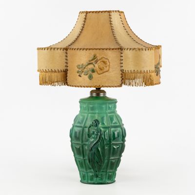 une photo d'une lampe de table verte ornée de franges