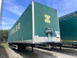 deux semi-remorques garées sur le bord de la route