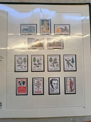Album Safe vert de timbres neufs de 1970 à 1977 avec poste a…