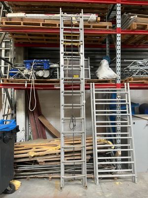 une échelle appuyée contre un mur dans un garage