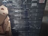 une pile de boîtes empilées les unes sur les autres