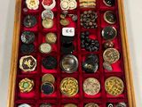 une boîte en bois contenant toutes sortes de boutons