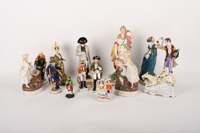 sept figurines de tailles et de couleurs différentes posées sur un fond blanc
