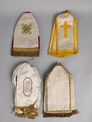 quatre morceaux de tissu ornés de galons dorés et d'une croix