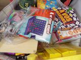 un tas de jouets dans un sac en plastique posé sur une table