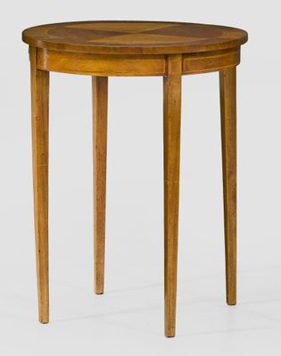 une petite table ronde avec un plateau et des pieds en bois