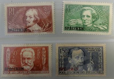 quatre timbres différents, de couleurs et de tailles variées, sur un fond blanc