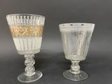 deux gobelets en verre aux bords dorés sur fond noir