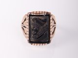 un gros plan d'une bague contenant une pierre noire