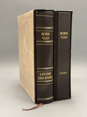 deux livres posés l'un sur l'autre sur une table
