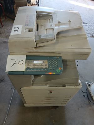 une imprimante posée au sommet d'une pile de papiers
