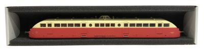un train rouge et jaune dans une boîte, sur fond blanc