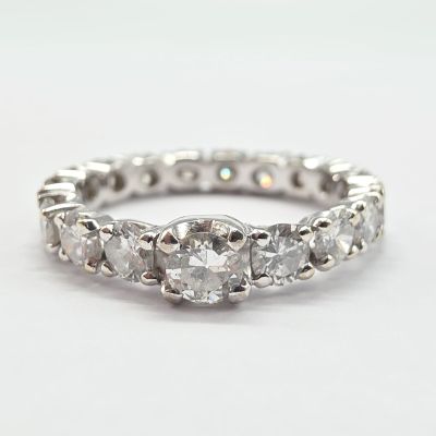 gros plan d'une bague en diamant sur une surface blanche