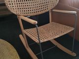 un fauteuil à bascule en osier dans un coin du salon